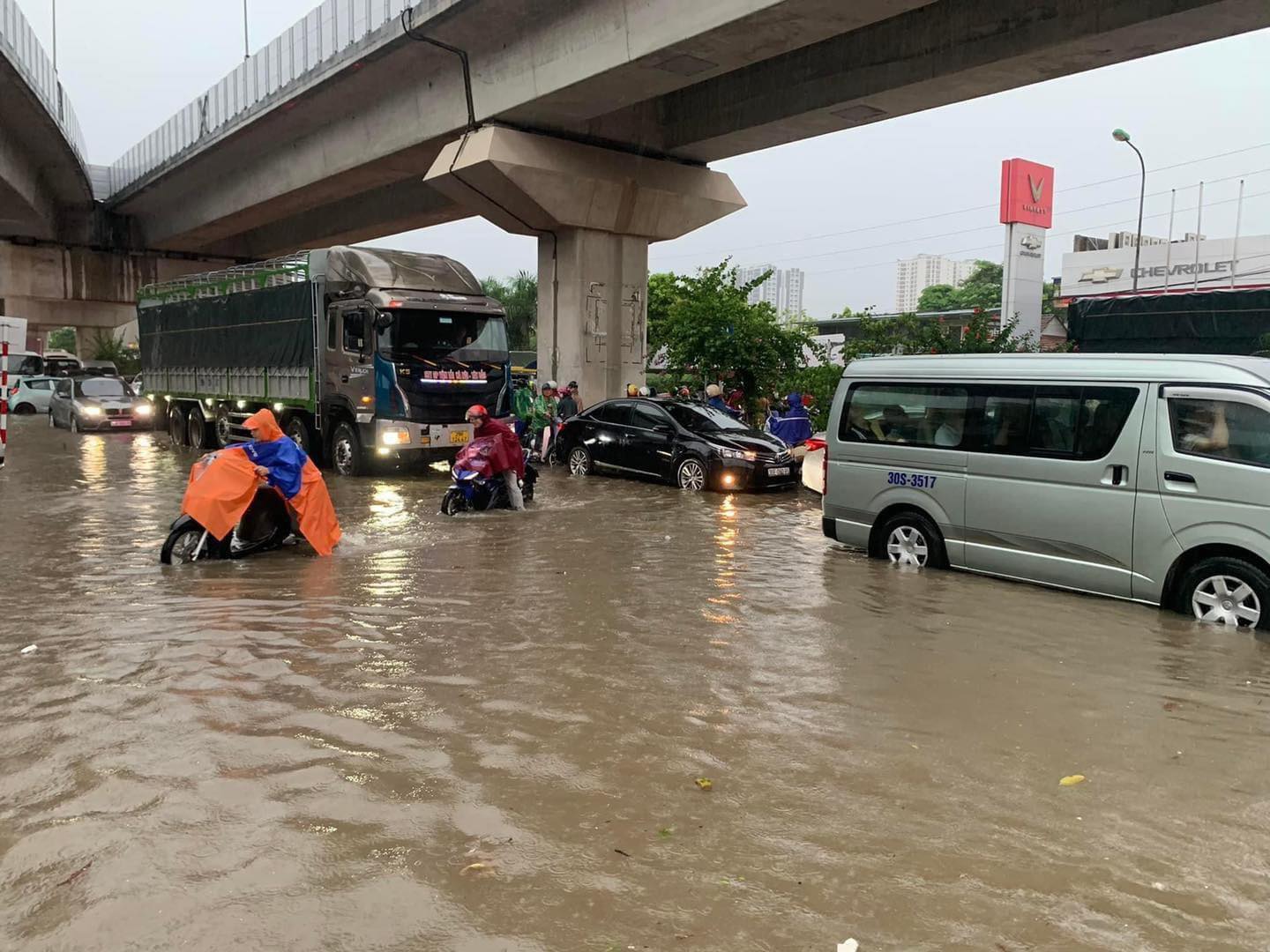 Loạt ảnh 60 xe máy dưới hầm chung cư mini ở Hà Nội chìm trong &quot;biển&quot; nước, cư dân ngán ngẩm- Ảnh 12.