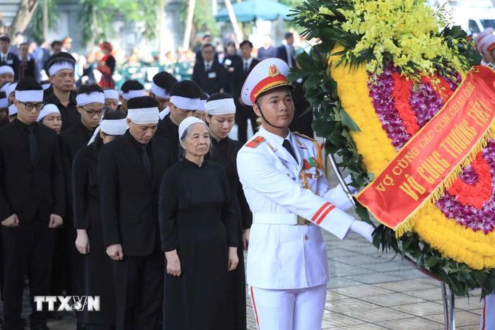  Đoàn gia đình và dòng họ gồm vợ cùng các con, cháu, chắt chuẩn bị vào viếng Tổng Bí thư Nguyễn Phú Trọng. (Ảnh: TTXVN) 