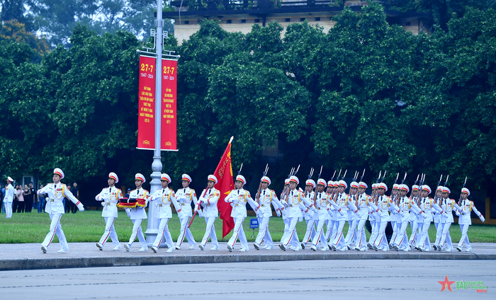 5 giờ 50 phút, Tiêu binh Đoàn 275, Bộ Tư lệnh Bảo vệ Lăng Chủ tịch Hồ Chí Minh tiến vào Quảng trường Ba Đình, trước Lăng Chủ tịch Hồ Chí Minh. 