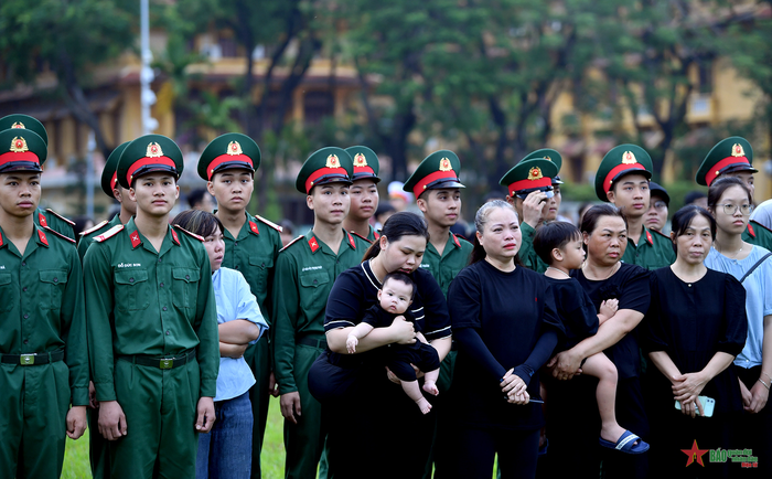  Đông đảo người dân, cán bộ, chiến sĩ có mặt trên Quảng trường Ba Đình theo dõi buổi lễ. 