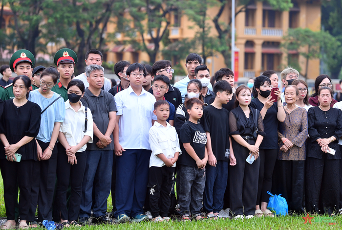 Nhân dân trên khu vực Quảng trường Ba Đình dành phút tưởng nhớ tới đồng chí Tổng Bí thư. 