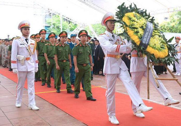 Đoàn đại biểu Khối lực lượng vũ trang nhân dân xã Đông Hội do đồng chí Hoàng Ngọc, Trưởng Công an xã Đông Hội làm Trưởng đoàn vào kính viếng đồng chí Tổng Bí thư.