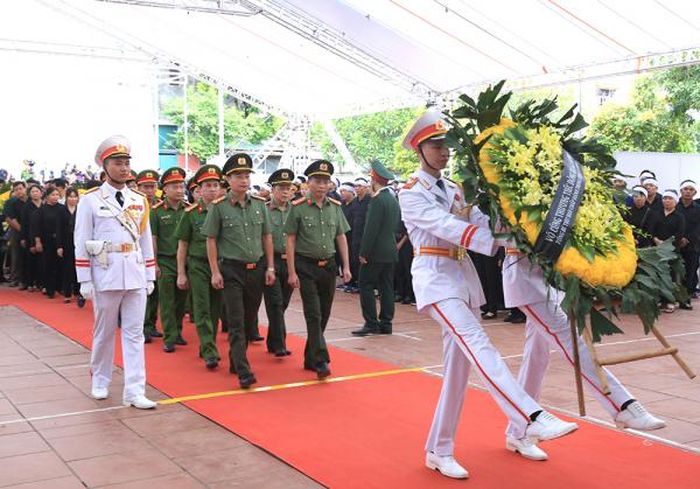 Đoàn đại biểu Hội Công an thôn Lại Đà vào kính viếng đồng chí Tổng Bí thư.