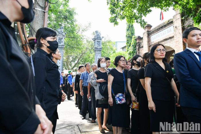 Càng tới gần trưa, lượng người về viếng Tổng Bí thư Nguyễn Phú Trọng càng đông hơn. 