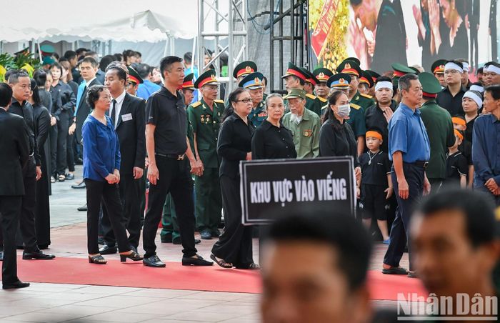 Tại khu vực Nhà văn hóa thôn, hàng nghìn người cũng có mặt đợi tới lượt viếng.