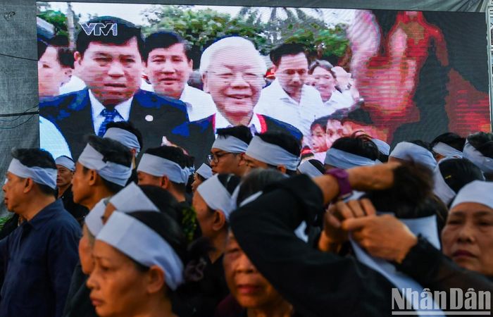 Nhân dân xếp hàng dài viếng Tổng Bí thư Nguyễn Phú Trọng ở quê hương Lại Đà