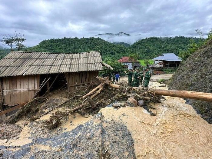 Nhiều nhà đổ sập do mưa lũ.