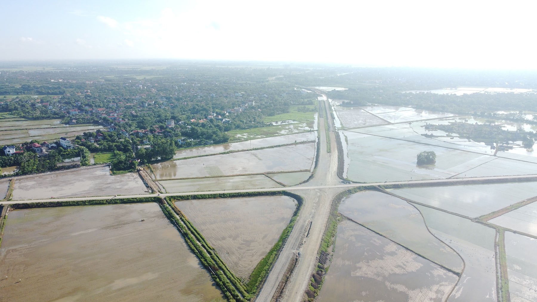 Hình ảnh tuyến đường hơn 13 km kết nối nhiều quốc lộ đang xây ở huyện Bình Lục, Hà Nam