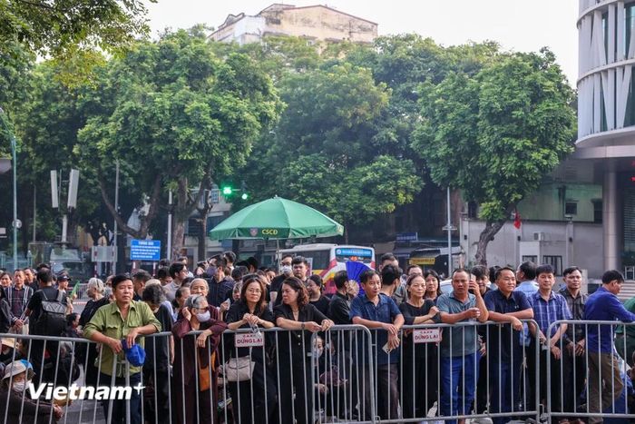  Trong ngày Quốc tang 26/7, từ rạng sáng đã có hàng dài người dân xếp hàng tại khu vực Nhà tang lễ Quốc gia Lê Thánh Tông (Hà Nội). (Ảnh: Minh Sơn/Vietnam+) 