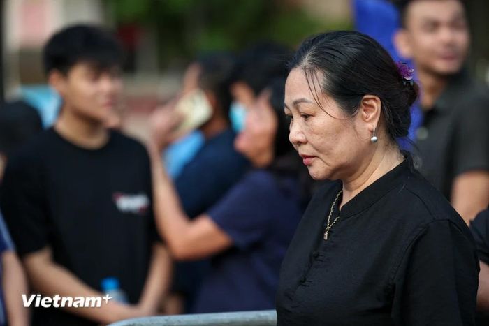  Cô Đỗ Tuyết Minh (61 tuổi) đến từ Vũng Tàu đã cùng chồng mình đặt chuyến bay gấp từ 8 giờ đêm 25/7 ra Hà Nội. Cô Minh cho hay 12 giờ đêm tới viếng nhưng đông quá nên 3 giờ sáng hai vợ chồng đã có mặt chờ vào viếng Tổng Bí thư. &quot;Từ hôm biết Tổng Bí thư từ trần tôi khóc suốt. Cả gia đình tôi rất biết ơn và cảm phục Tổng Bí thư, những điều ông làm khiến mình cảm thấy rất xúc động. Tôi và chồng mình sẽ ở lại đến lễ truy điệu để tiễn ông đi nốt chặng đường cuối cùng.&quot; (Ảnh: Minh Sơn/Vietnam+) 