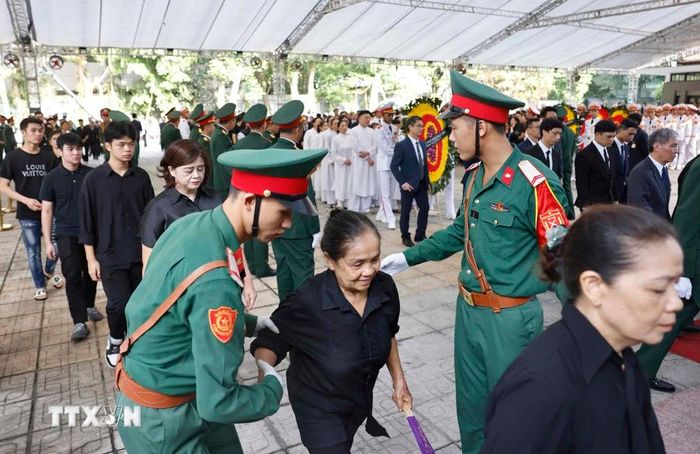  Lực lượng quân đội giúp người dân đến viếng Tổng Bí thư Nguyễn Phú Trọng tại Nhà tang lễ Quốc gia số 5 Trần Thánh Tông, Hà Nội, sáng 26/7. (Ảnh: TTXVN) 