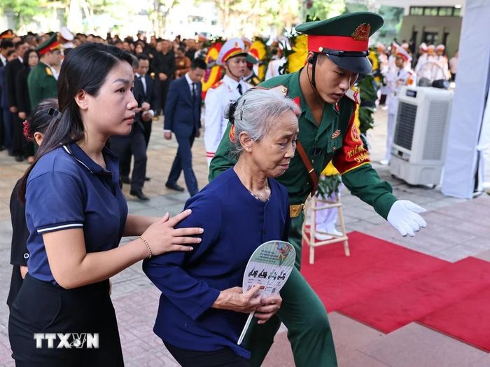  Lực lượng quân đội giúp người dân đến viếng Tổng Bí thư Nguyễn Phú Trọng tại Nhà tang lễ Quốc gia số 5 Trần Thánh Tông, Hà Nội, sáng 26/7. (Ảnh: TTXVN) 