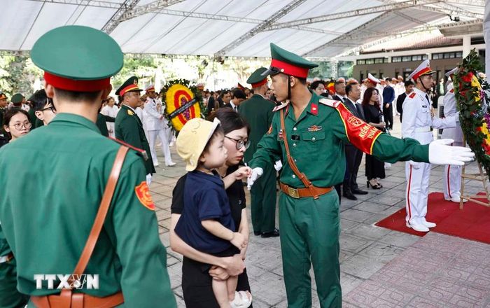  Lực lượng quân đội giúp người dân đến viếng Tổng Bí thư Nguyễn Phú Trọng tại Nhà tang lễ Quốc gia số 5 Trần Thánh Tông, Hà Nội, sáng 26/7. (Ảnh: TTXVN) 