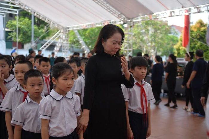 Đoàn bà con dân tộc Tày vượt 300km xuyên đêm về viếng Tổng Bí thư Nguyễn Phú Trọng