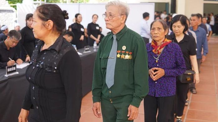 Đoàn bà con dân tộc Tày vượt 300km xuyên đêm về viếng Tổng Bí thư Nguyễn Phú Trọng