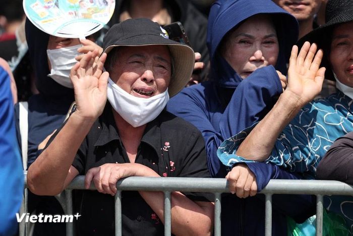  Người dân bật khóc hô vang tên và tiễn biệt Tổng Bí thư. (Ảnh: Minh Sơn/Vietnam+) 