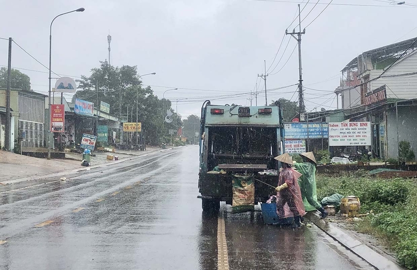 Đội Công trình giao thông và Dịch vụ đô thị huyện tiến hành thu gom rác thải sinh hoạt của người dân trên địa bàn thị trấn Chư Ty. Ảnh: L.N