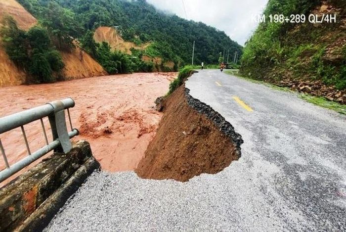 Lũ quét, sạt lở đất là hiện tượng gây thiệt hại cho nhiều địa phương.