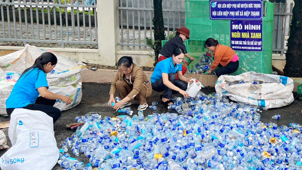 Hội viên phụ nữ xã Hiệp Thạnh thu gom, phân loại rác thải góp vào Ngôi nhà xanh