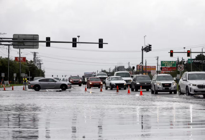 Đường phố Florida trở n&amp;ecirc;n ngập lụt. Ảnh: Octavio Jones