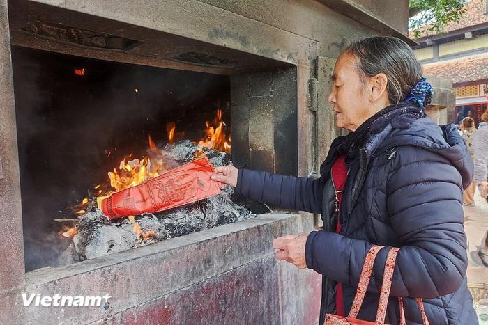 Người dân cần đốt vàng mã đúng nơi quy định để giảm thiểu rủi ro về phòng cháy, chữa cháy. (Ảnh: Hoài Nam/Vietnam+)