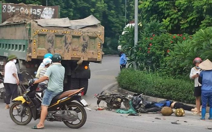 Hiện trường vụ tai nạn thương tâm khiến người phụ nữ đi xe máy tử vong.