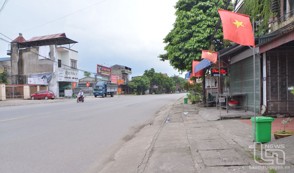 Các hộ dân ở thị trấn Giang Tiên có nhà nằm dọc Quốc lộ 3 đều đã trang bị thùng rác có nắp đậy, xây dựng Tuyến phố văn minh không rác.