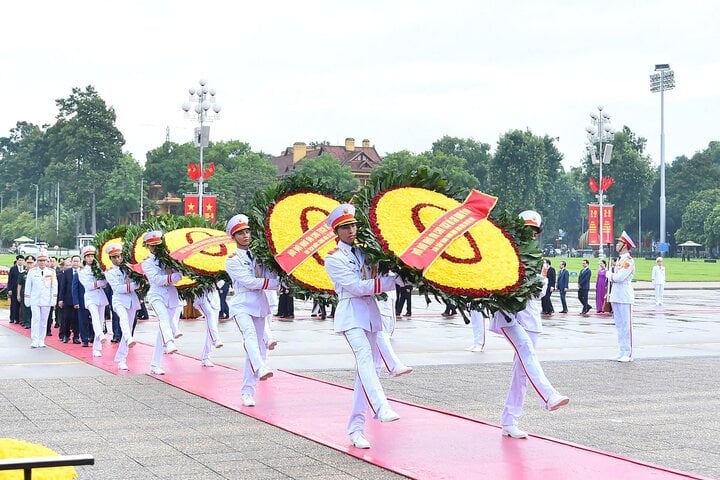 Vòng hoa của đoàn mang dòng chữ &quot;Đời đời nhớ ơn Chủ tịch Hồ Chí Minh vĩ đại&quot;.