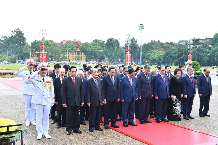 Các lãnh đạo, nguyên lãnh đạo Đảng, Nhà nước thành kính tưởng nhớ Chủ tịch Hồ Chí Minh.