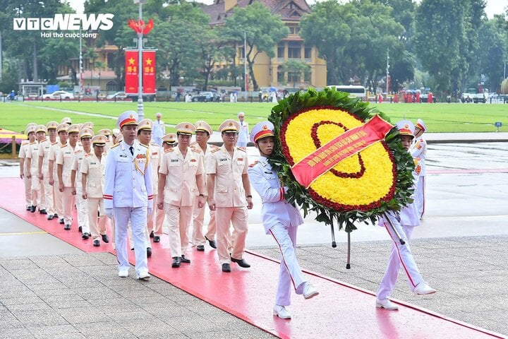 Đoàn đại biểu Đảng ủy Công an Trung ương - Bộ Công an vào Lăng viếng Chủ tịch Hồ Chí Minh.