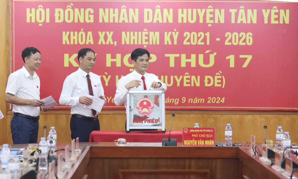 Kỳ họp thứ 17, HĐND huyện Tân Yên khóa XX: Bầu các chức danh chủ chốt của HĐND và UBND huyện