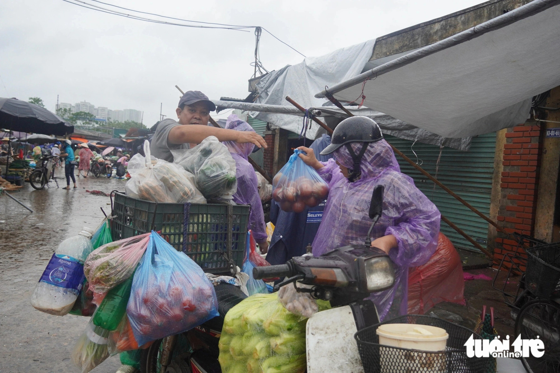 Sau bão rau tăng giá mạnh, mưa bão nhiều tiểu thương nghỉ bán - Ảnh 2.