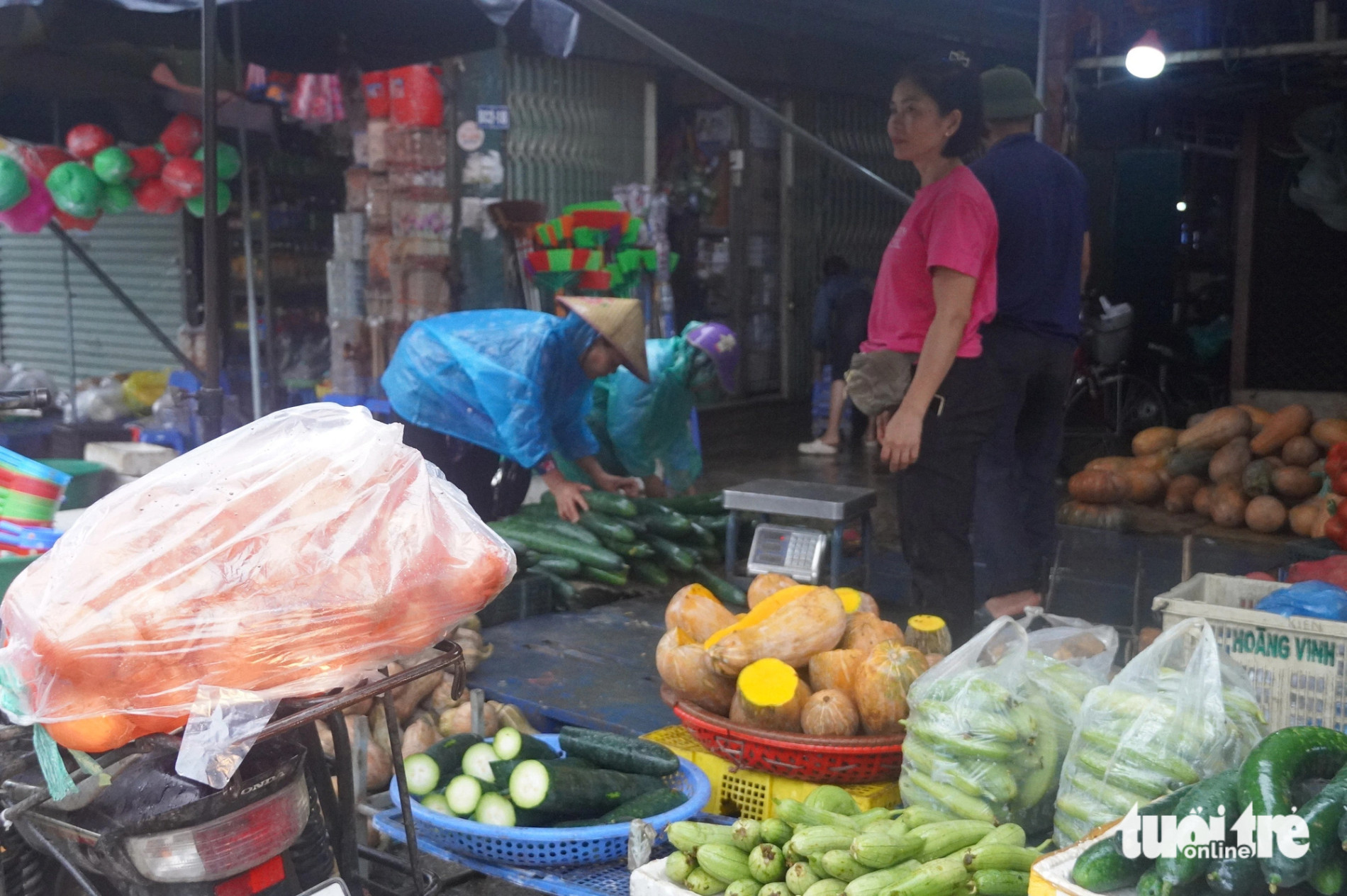 Sau bão rau tăng giá mạnh, mưa bão nhiều tiểu thương nghỉ bán - Ảnh 3.