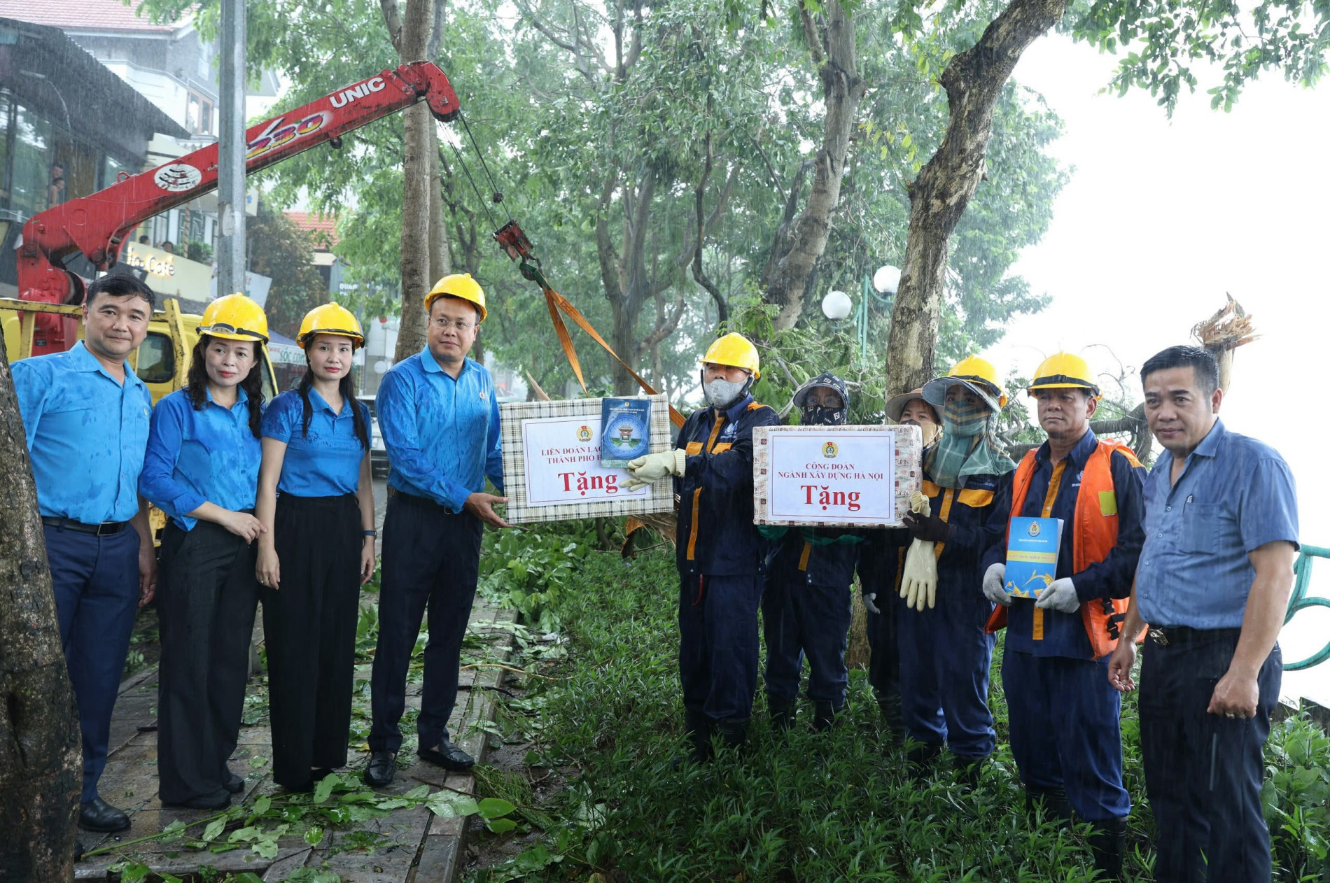 Chủ tịch LĐLĐ TP Phạm Quang Thanh l&amp;atilde;nh đạo C&amp;ocirc;ng đo&amp;agrave;n ng&amp;agrave;nh X&amp;acirc;y dựng H&amp;agrave; Nội tặng qu&amp;agrave; c&amp;ocirc;ng nh&amp;acirc;n C&amp;ocirc;ng ty TNHH MTV Tho&amp;aacute;t nước H&amp;agrave; Nội tại Hồ T&amp;acirc;y