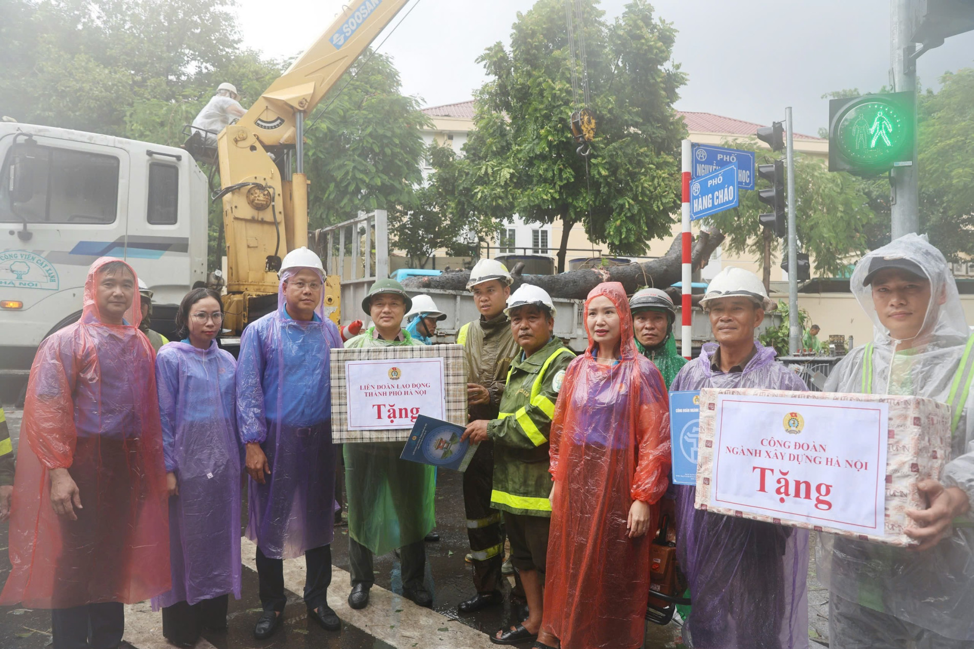 Đo&amp;agrave;n c&amp;ocirc;ng t&amp;aacute;c thăm hỏi, tặng qu&amp;agrave; đo&amp;agrave;n vi&amp;ecirc;n, c&amp;ocirc;ng nh&amp;acirc;n C&amp;ocirc;ng ty&amp;nbsp;TNHH MTV M&amp;ocirc;i trường đ&amp;ocirc; thị H&amp;agrave; Nội&amp;nbsp;