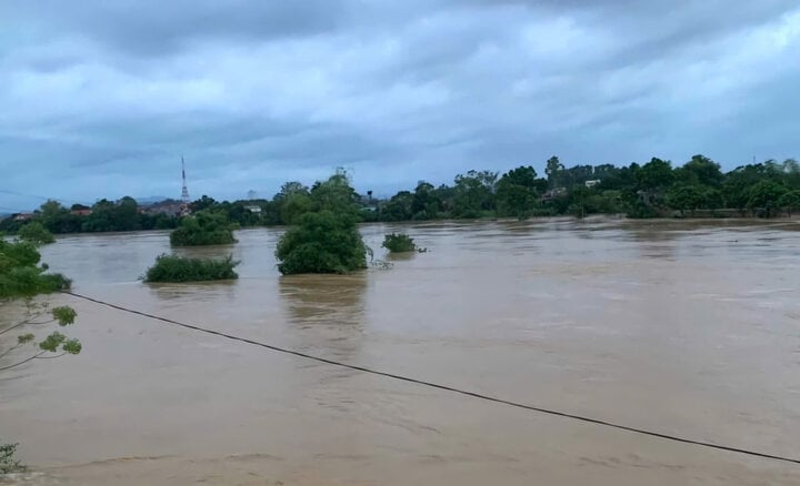 Nước lũ trên các sông dâng cao do mưa lớn sau bão số 3.