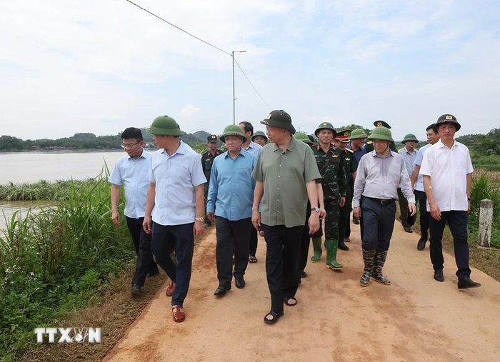  Chiều 12/9/2024, Tổng Bí thư, Chủ tịch nước Tô Lâm đi kiểm tra công tác phòng, chống lụt bão và thăm hỏi nhân dân, động viên các lực lượng khắc phục hậu quả thiên tai tại tỉnh Tuyên Quang. )Ảnh: Trí Dũng/TTXVN) 