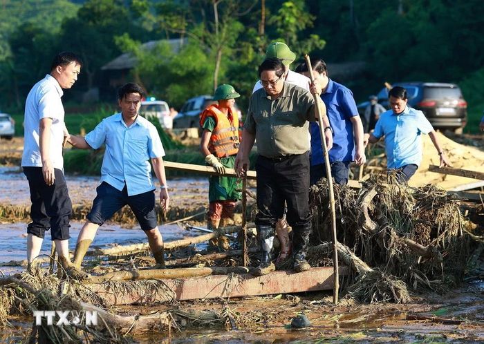  Chiều 12/9, Thủ tướng Phạm Minh Chính đến hiện trường kiểm tra, chỉ đạo công tác tìm kiếm, cứu nạn, cứu hộ các nạn nhân, người mất tích do sạt lở đất tại Làng Nủ, xã Phúc Khánh, Bảo Yên, Lào Cai. (Ảnh: Dương Giang/TTXVN) 