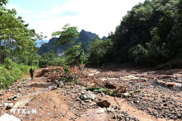  Mưa lớn kéo dài do ảnh hưởng của hoàn lưu bão số 3, toàn tỉnh Hà Giang có hàng trăm điểm bị sạt lở với hàng vạn mét khối đất đá; nhiều tuyến giao thông huyết mạch quan trọng bị hư hỏng nặng. 