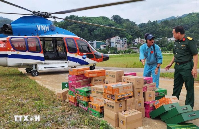  Chuyển hàng cứu trợ từ trực thăng xuống vùng lũ thuộc huyện Nguyên Bình. (Ảnh: Thông tấn Quân sự cung cấp/TTXVN phát) 