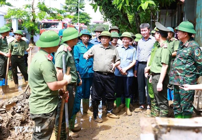  Thủ tướng Phạm Minh Chính kiểm tra công tác khắc phục hậu quả mưa lũ tại thành phố Yên Bái. (Ảnh: Dương Giang/TTXVN) 