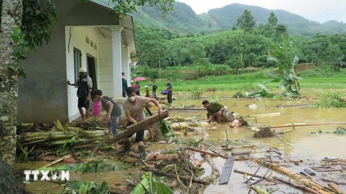  Người dân địa phương nỗ lực tìm người thân bị nạn sau lũ dữ. (Ảnh: Hồng Ninh/TTXVN) 