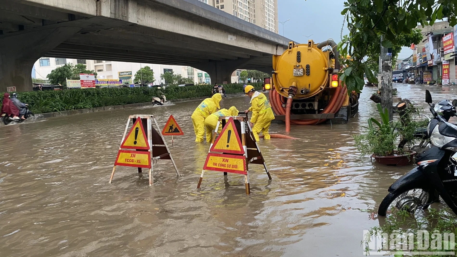 [Ảnh] Người Hà Nội dựng &quot;be bờ, tát nước&quot;, chạy máy bơm để chống ngập sau mưa lớn ảnh 15