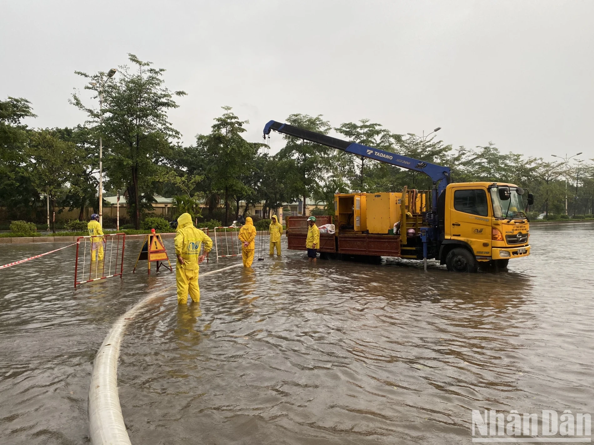 [Ảnh] Người Hà Nội dựng &quot;be bờ, tát nước&quot;, chạy máy bơm để chống ngập sau mưa lớn ảnh 18