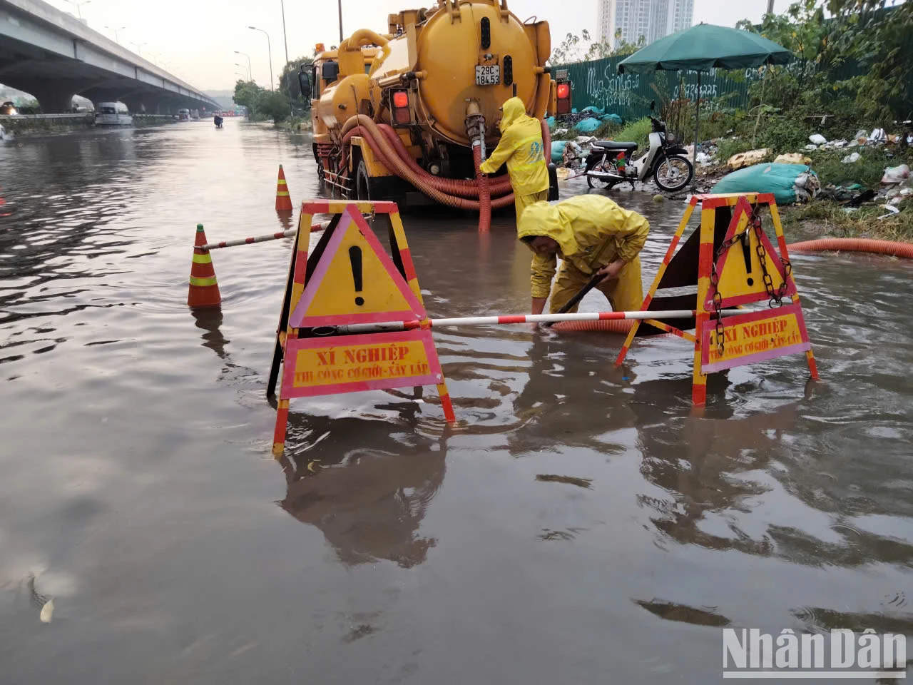 [Ảnh] Người Hà Nội dựng &quot;be bờ, tát nước&quot;, chạy máy bơm để chống ngập sau mưa lớn ảnh 16