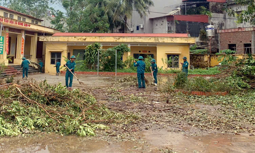 Xã Đông Sơn (Yên Thế) tập trung dọn dẹp, vệ sinh môi trường sau khi nước rút