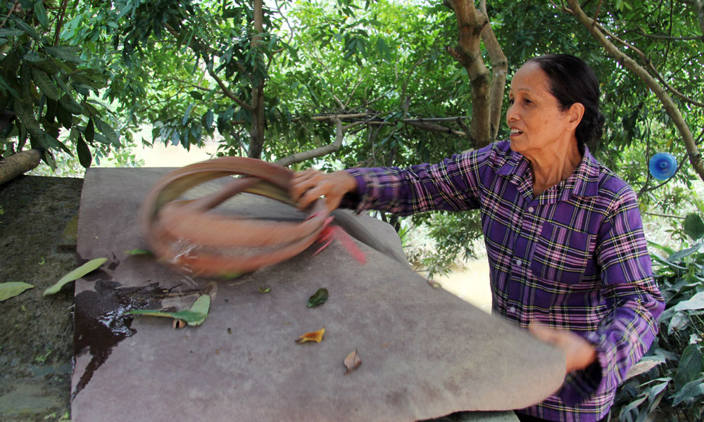 Xã Đông Sơn (Yên Thế) tập trung dọn dẹp, vệ sinh môi trường sau khi nước rút