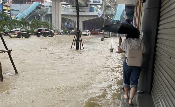 Phố Quang Trung (quận H&amp;agrave; Đ&amp;ocirc;ng) ngập trong nước.