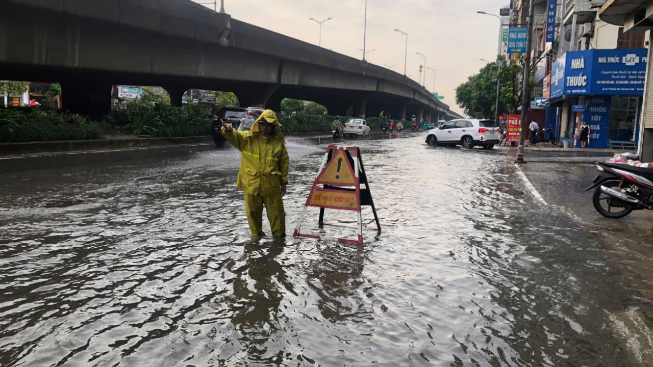 Hà Nội: công nhân thoát nước căng mình khơi thông ngập úng - Ảnh 1