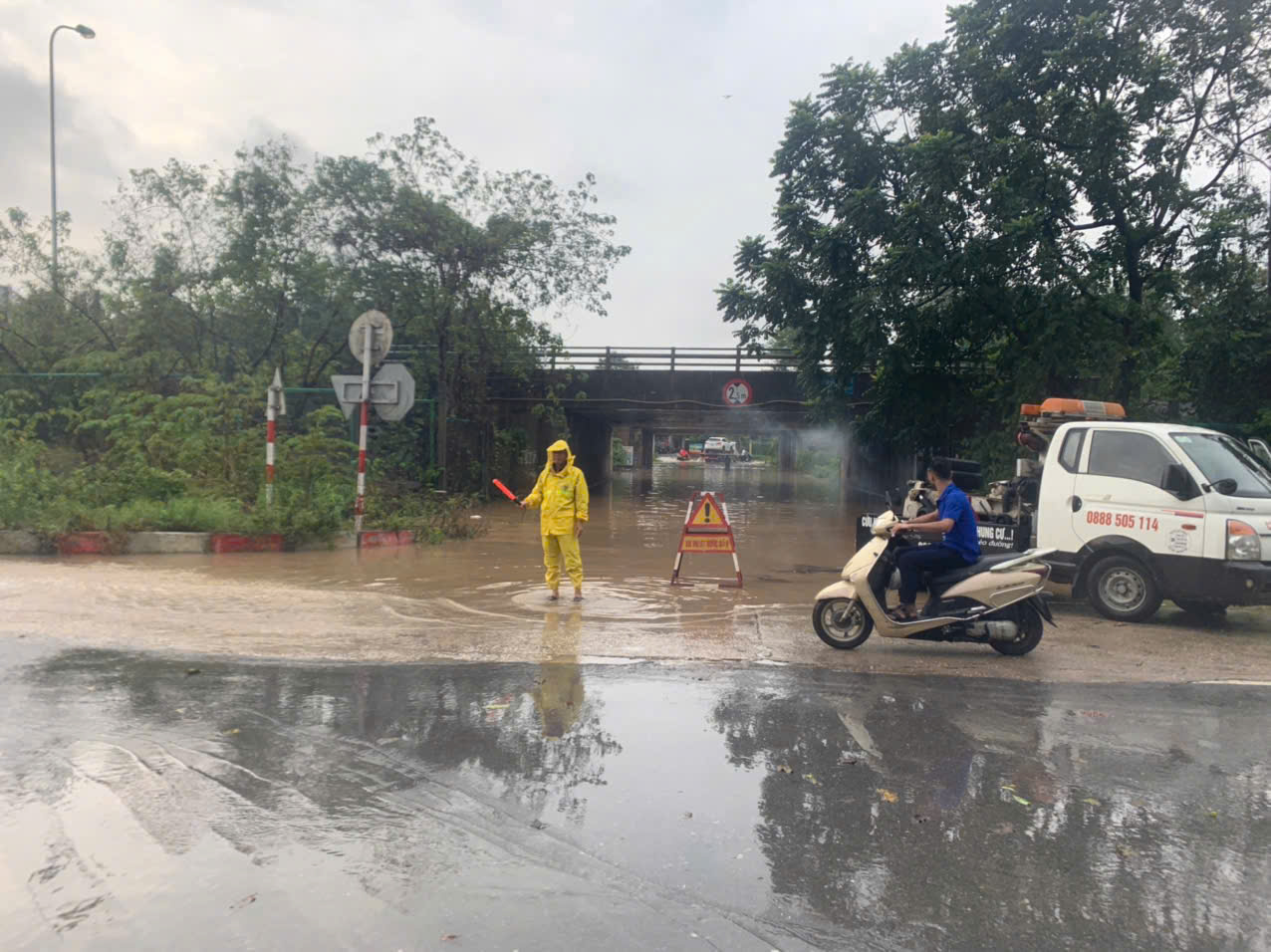 Lực lượng chức năng chốt trực cảnh b&amp;aacute;o giao th&amp;ocirc;ng tại những khu vực ngập &amp;uacute;ng.